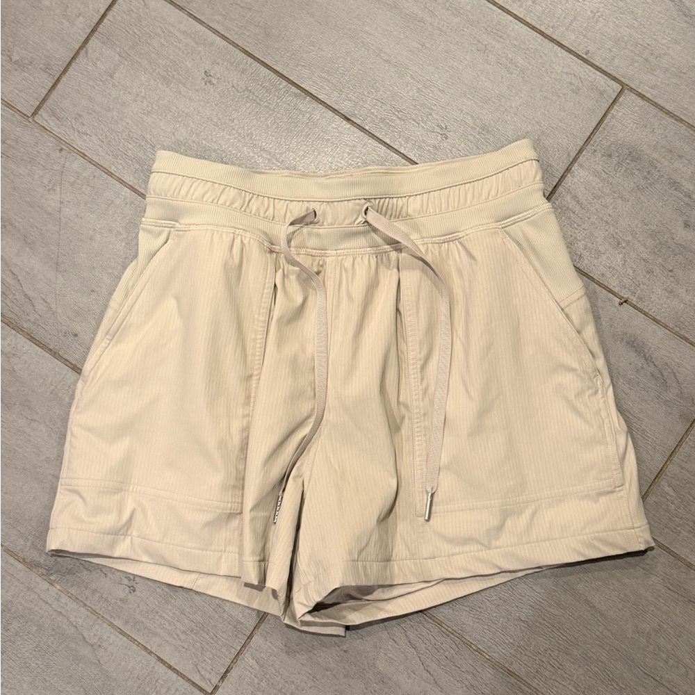 NWOT Lululemon Dance Studio High-Rise Shorts 3.5” Size 4